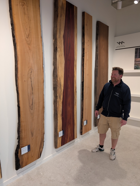 Toonzaalmedewerker hout & interieur